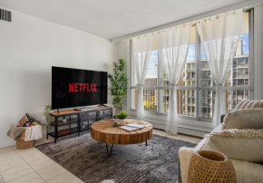 Central Downtown, Private Apartment with Covered Parking, Sleeps 6, Pool Table